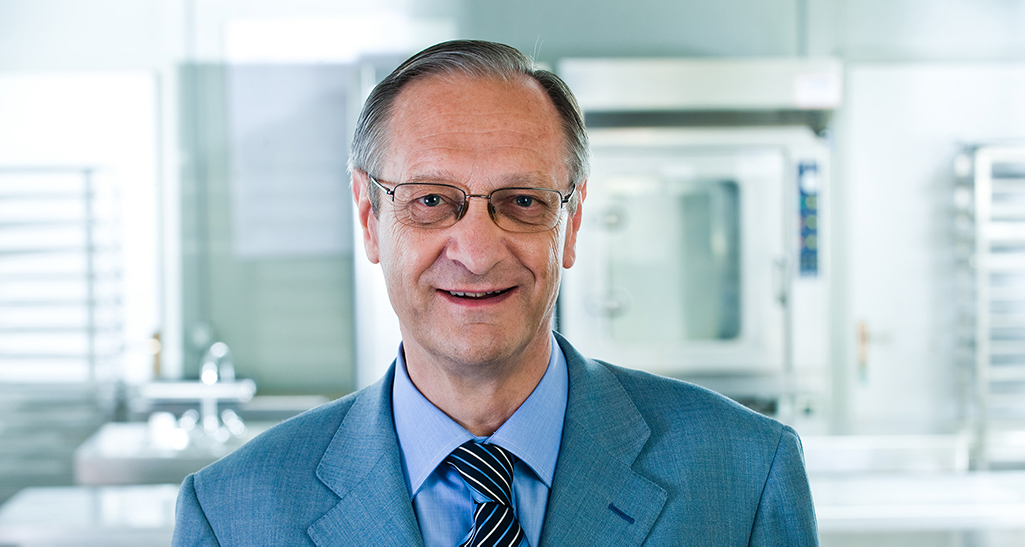 Ritratto di Angelo Agostoni, Presidente ICAM, in giacca e cravatta. Esperto di cioccolato e cacao.