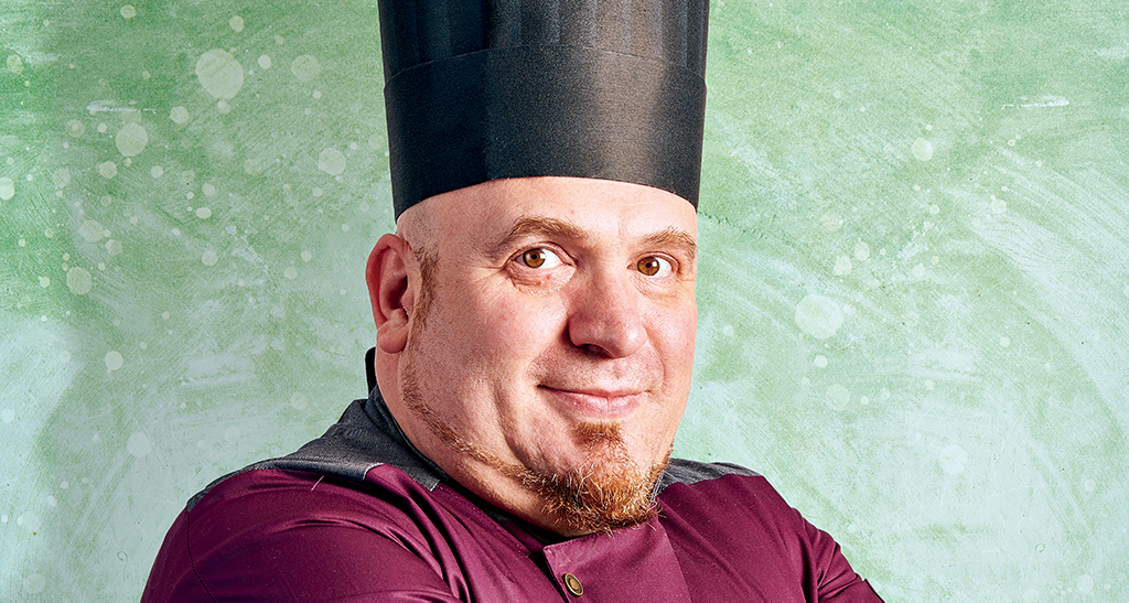 Ritratto chef Mirco Marcucci con cappello da cuoco. Cucina italiana, ristorazione di qualità.