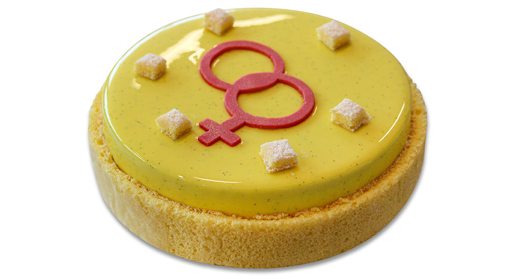 Torta mimosa per la Festa della Donna. Dolce giallo con simbolo femminile.