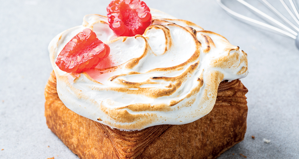 Croissant cubo con meringa e lamponi. Pasticceria artigianale, dolce da forno.