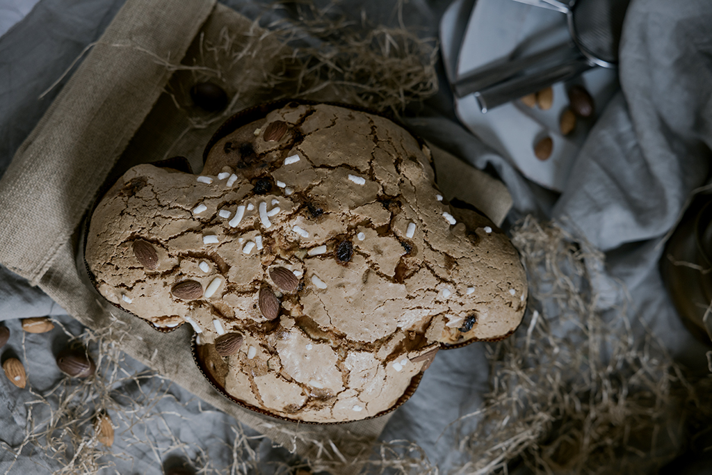 Colomba pasquale artigianale con mandorle e glassa. Dolce tradizionale di Pasqua.