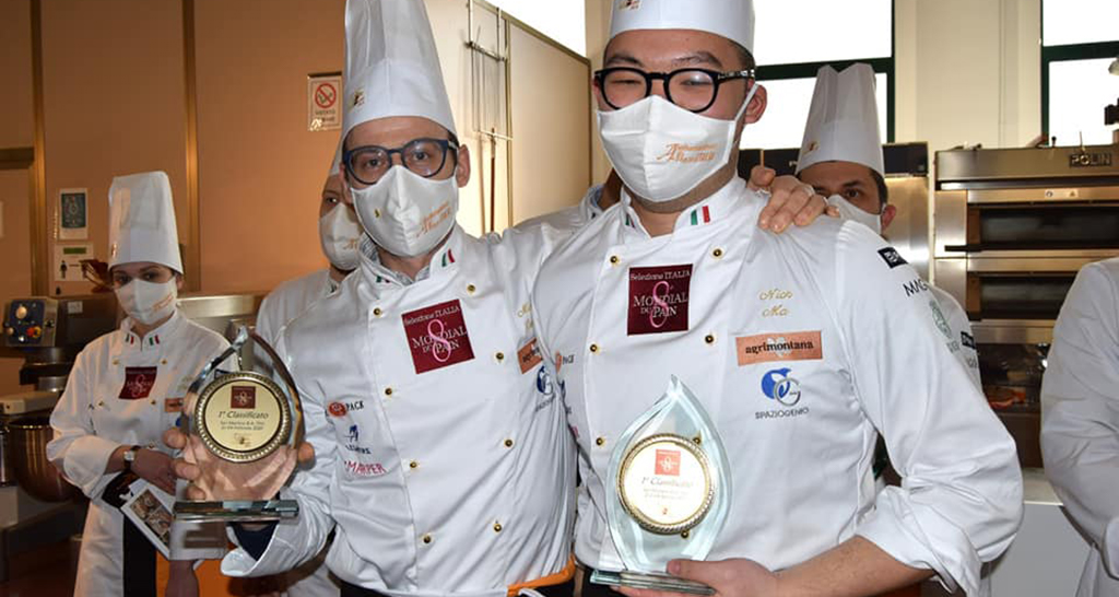 Concorrenti al Mondial du Pain con trofei. Campionato mondiale di panificazione e panetteria.