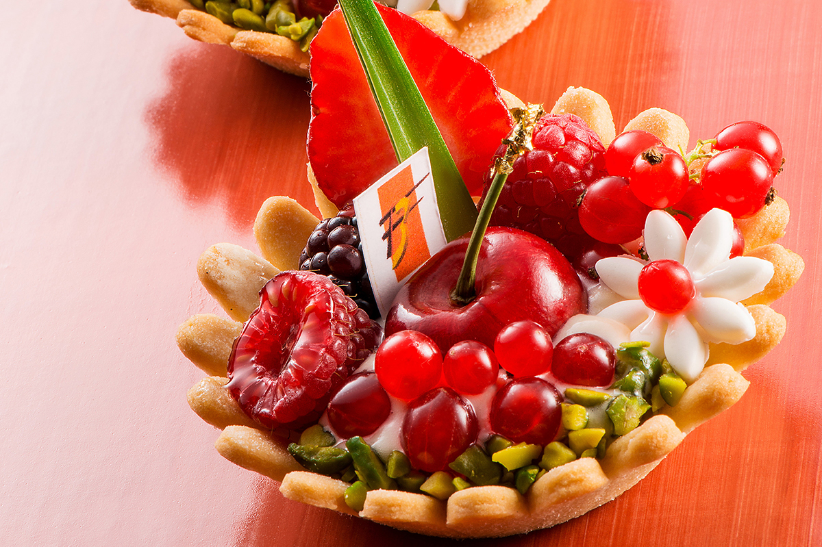 Crostatina Marguerite con frutta fresca: fragola, ciliegia, lamponi e ribes. Delizia artigianale.