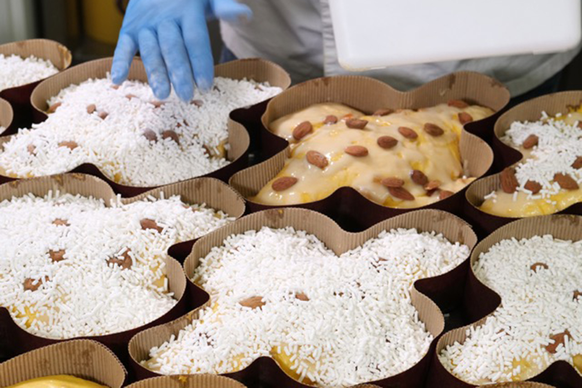 Colomba pasquale artigianale con glassa, mandorle e zucchero. Dolce tipico pasquale.
