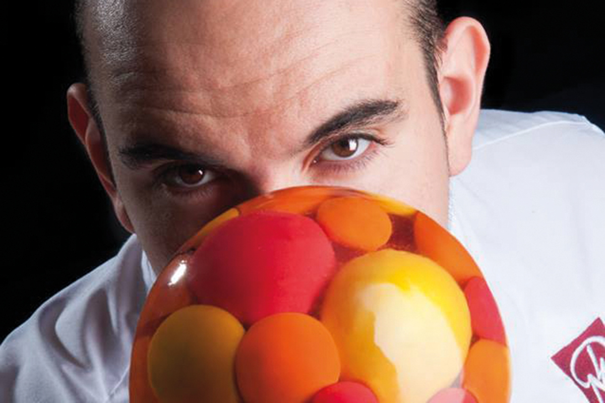 Davide Malizia, re dello zucchero. Primo piano su creazione artistica in zucchero colorato.