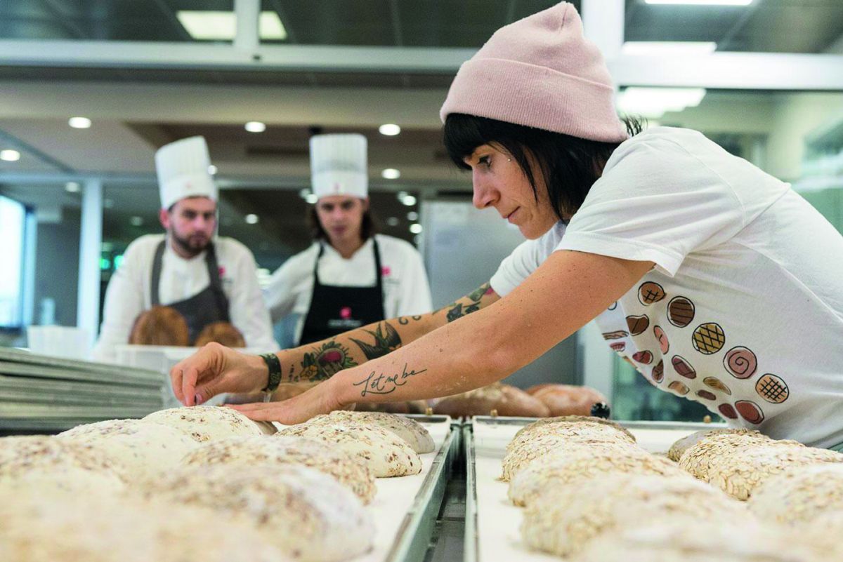 Roberta Pezzella, panificatrice. Pane artigianale a lievitazione naturale. Panettieri al lavoro.