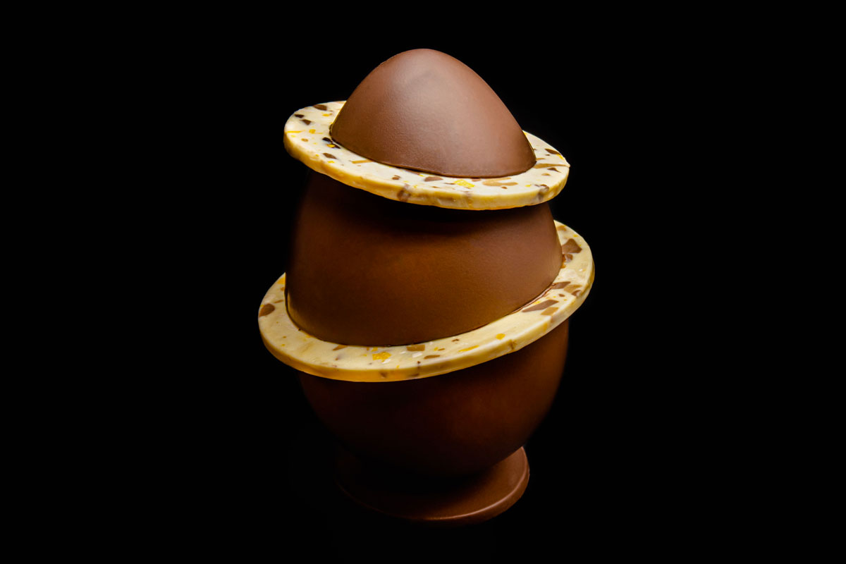 Uovo di Pasqua Peck Space Egg. Design moderno, cioccolato artigianale. Pasqua di cioccolato unica e golosa.