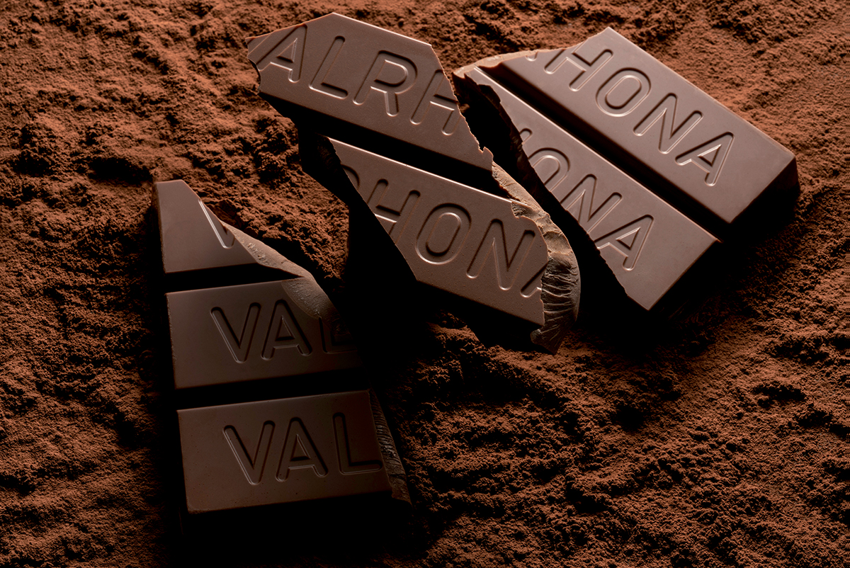 Cioccolato Valrhona Amatika spezzato su cacao in polvere. Pasticceria vegana artigianale.