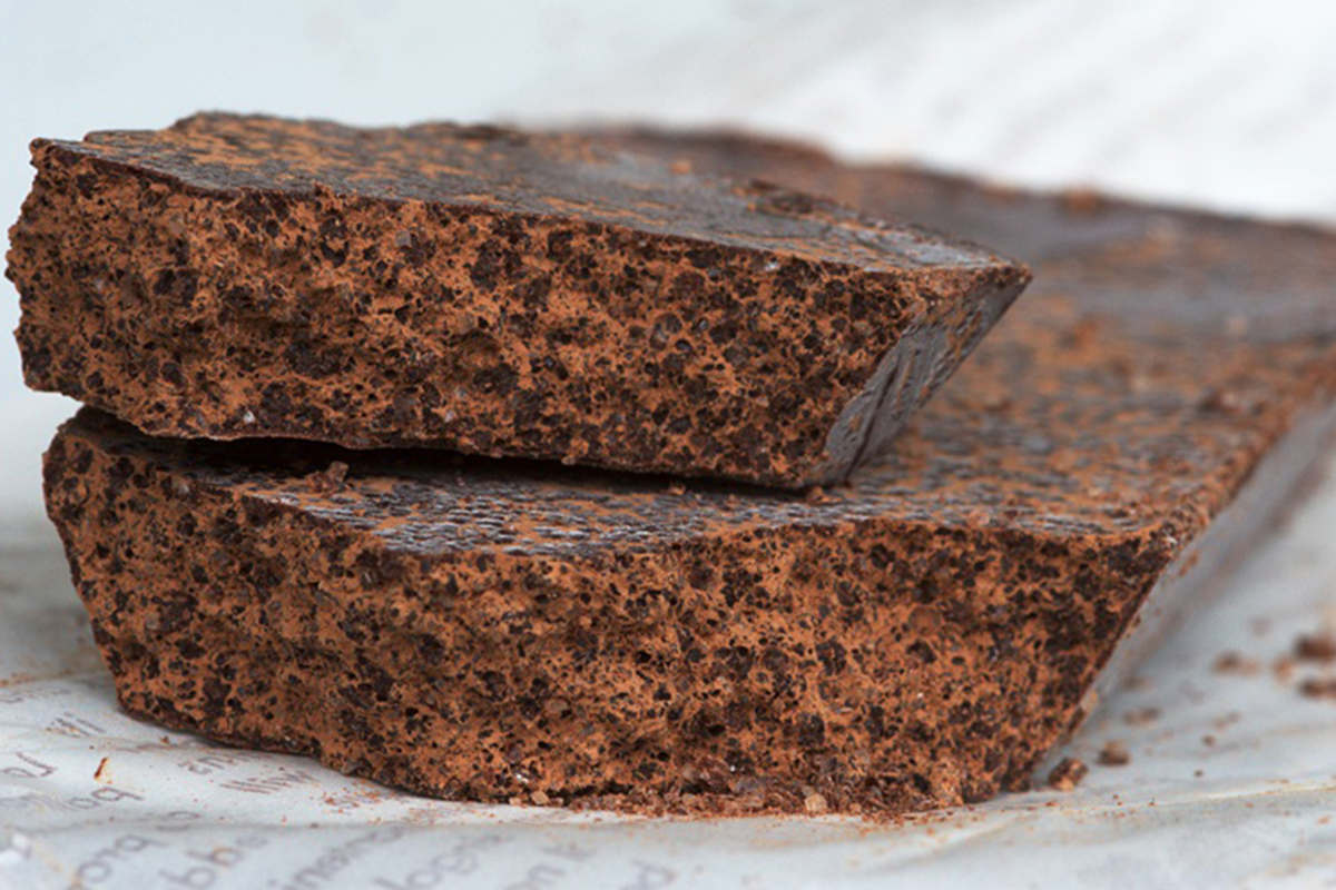 Cioccolato di Modica IGP artigianale. Blocchi di cioccolato grezzo.