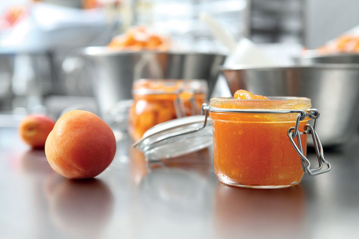 Farciture di frutta: confettura di albicocche fatta in casa in vasetti di vetro.