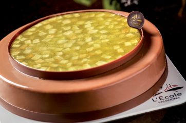 Torta Car-Amatika speciale Valrhona: dessert elegante con glassa e decorazioni.