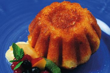 Babà napoletano con crema pasticcera e frutta fresca. Dolce tipico partenopeo.