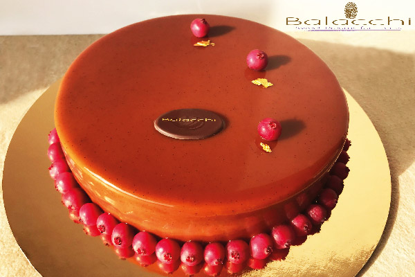 Torta Cassiopea di Sonia Balacchi. Elegante dessert con glassa lucida e decorazioni di frutta.