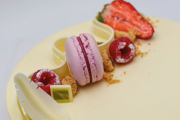 Chantilly Lampone di Silvia Biasioli: dessert con macaron, lamponi e fragola.