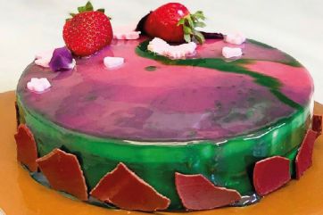 Mousse ananas e basilico di Cristina Viviano. Torta glassata con fragole fresche. Dessert evento.