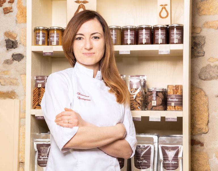 Francesca Castignani, pastry chef. Scaffale con marmellate, biscotti e infusi. Pasticceria artigianale italiana.