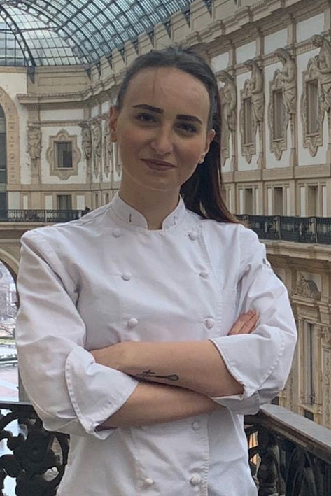 Ritratto di Ilaria Caneva, pastry chef. Pasticceria al femminile, arte dolce.