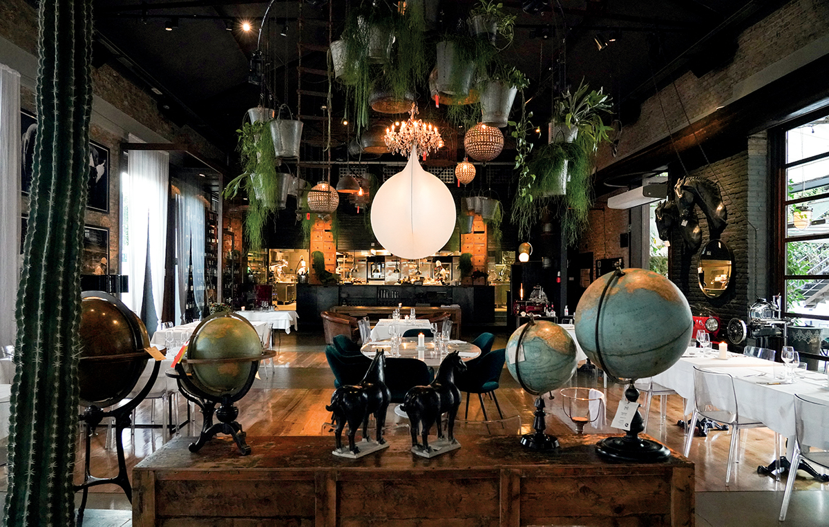 Interni ristorante loft: globi, piante sospese, lampadari. Design ibrido pasticceria.