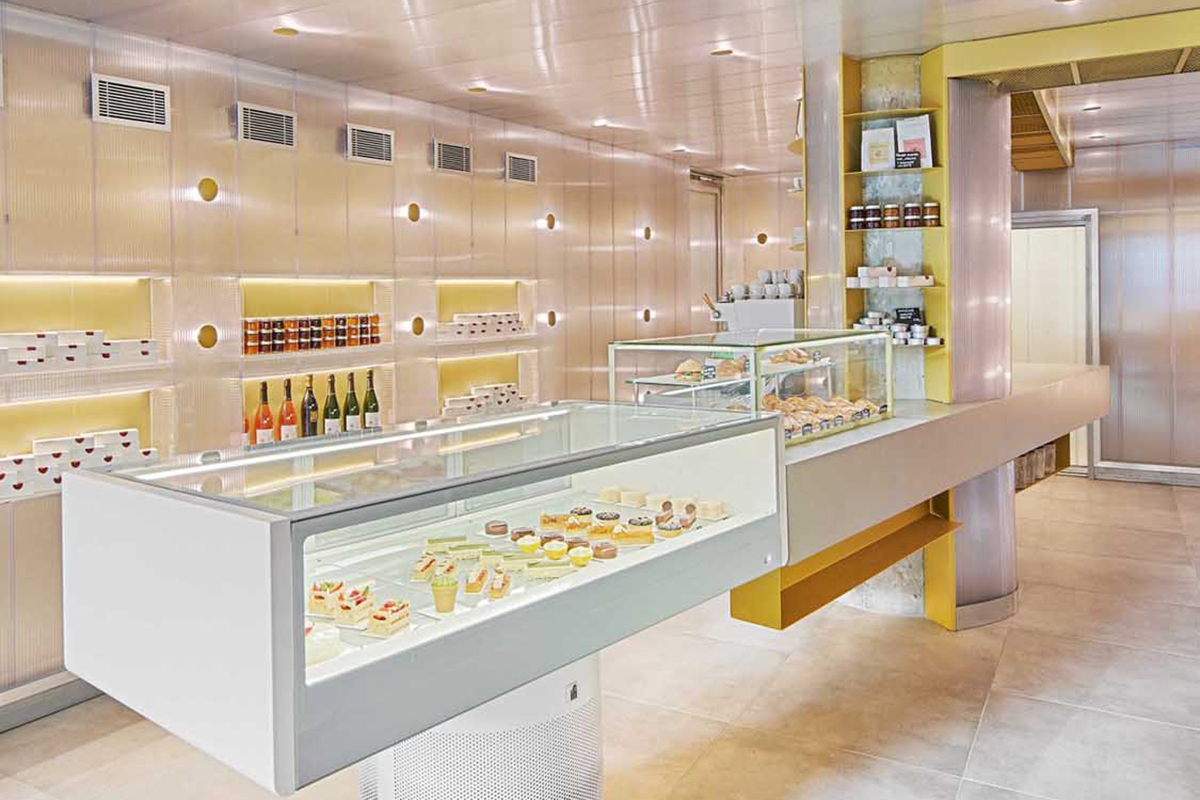 Interni dell'Atelier Barcelona: vetrine pasticceria, panettoni e dolci. Panettone World Championship.