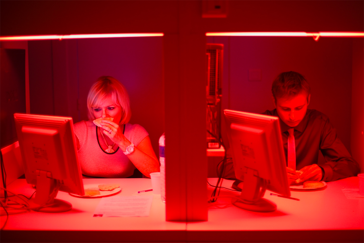 Analisi sensoriale del pane: esperti Lesaffre assaggiano pane in cabine illuminate di rosso.