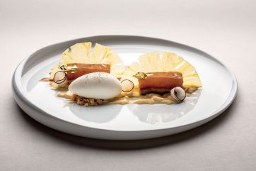 Dessert gourmet: ananas, gelato zenzero e frutto della passione. Dolce esotico del Mandarin Seta.