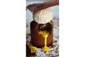 Dessert di Claudia Del Frate: biscuit zucca, gelato caffè, liquirizia e opalina al cacao. Dolce squisito.