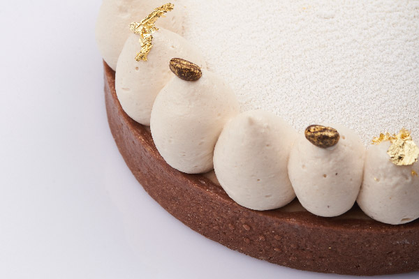 Tarte Tiramisù di Rita Busalacchi: dettaglio dessert con crema, caffè e decorazioni dorate.