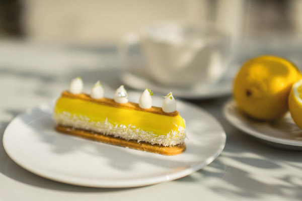 Dolce Citrus Finger di Beatrice Busatta. Dessert al limone con glassa gialla e decorazioni.