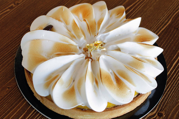 Torta al limone di Limon'C'è: dessert con meringa flambé e decorazioni dorate. Pasticceria artigianale di Giulia Cerboneschi.