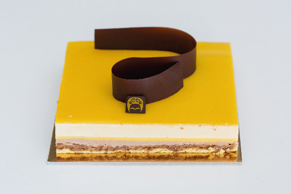 Torta Passione di Chiara De Fiori e Sara Camillo. Dessert giallo con decorazione di cioccolato.