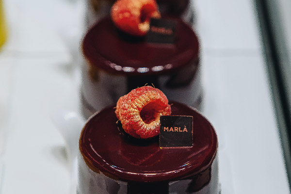 Torta Marlà di Lavinia Franco: dessert al cioccolato con lamponi freschi.