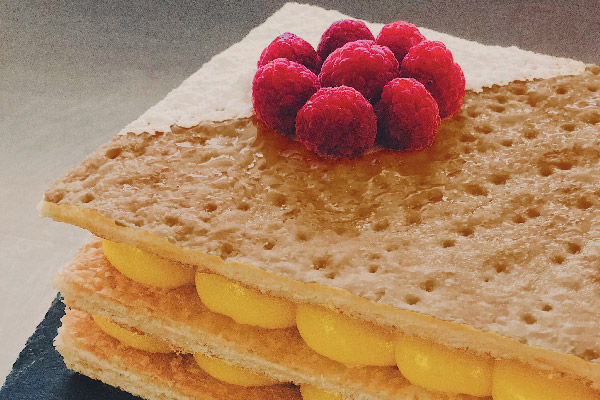 Millefoglie di Michela Giorilli con crema e lamponi freschi. Dessert evento pasticcere.