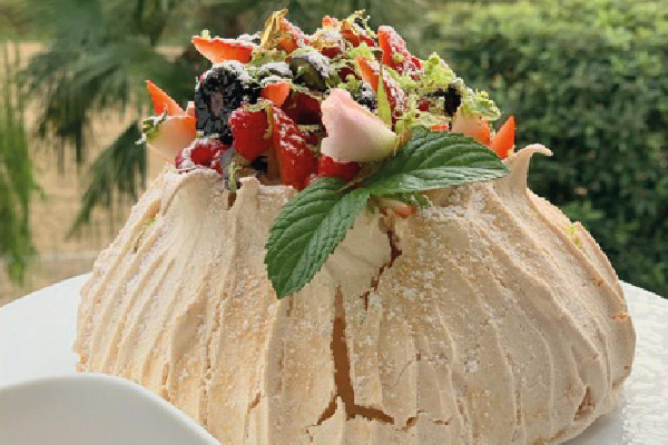 Pavlova di Francesca Maggio: dessert evento con frutta fresca e meringa.