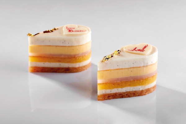 Mignon Assoluta di Debora Massari: dessert a strati con cuore decorativo.
