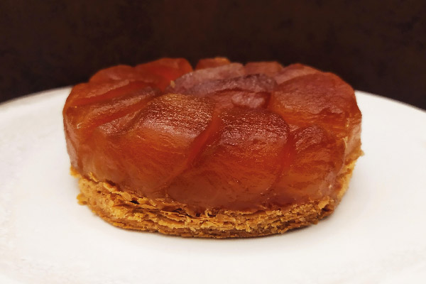 Tarte Tatin di Sofia Omodeo Iuli. Deliziosa torta di mele caramellate con pasta sfoglia.
