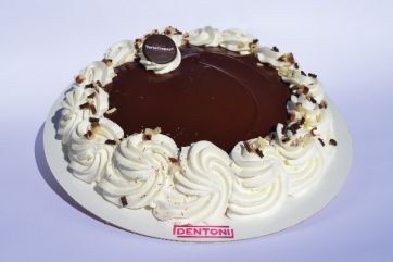 Torta Crepes di Emanuela Potì: dessert al cioccolato con panna e nocciole.