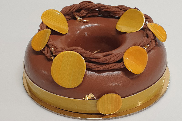 Torta al cioccolato di Michela Previtali. Dessert elegante con decorazioni dorate e glassa lucida. Pasticceria d'autore.