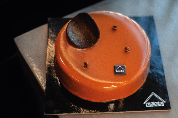 Kilèle di Giorgia Proia: Dessert evento. Torta glassata arancione con decorazioni di cioccolato. Pasticceria artigianale.