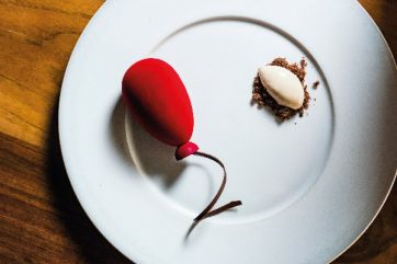 Palloncino di Java di Dalila Salonia: dessert creativo con palloncino rosso e gelato. Pasticceria d'autore.