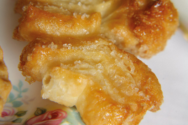 Ventaglio di sfoglia dorato e croccante. Pasticceria artigianale, dessert sfizioso con zucchero.