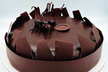 Torta Madamadorè di Vanna Scattolini. Elegante torta al cioccolato con decorazioni e mirtilli.