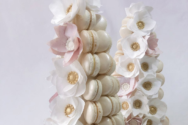 Torri di macarons eleganti con fiori. Dessert per eventi di Eleonora Sdino pasticcere.