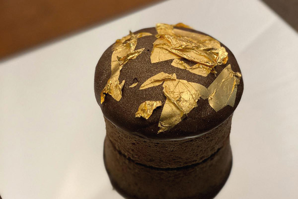 Choco-lone di Sara Accorroni: dessert al cioccolato con decorazioni in foglia d'oro.