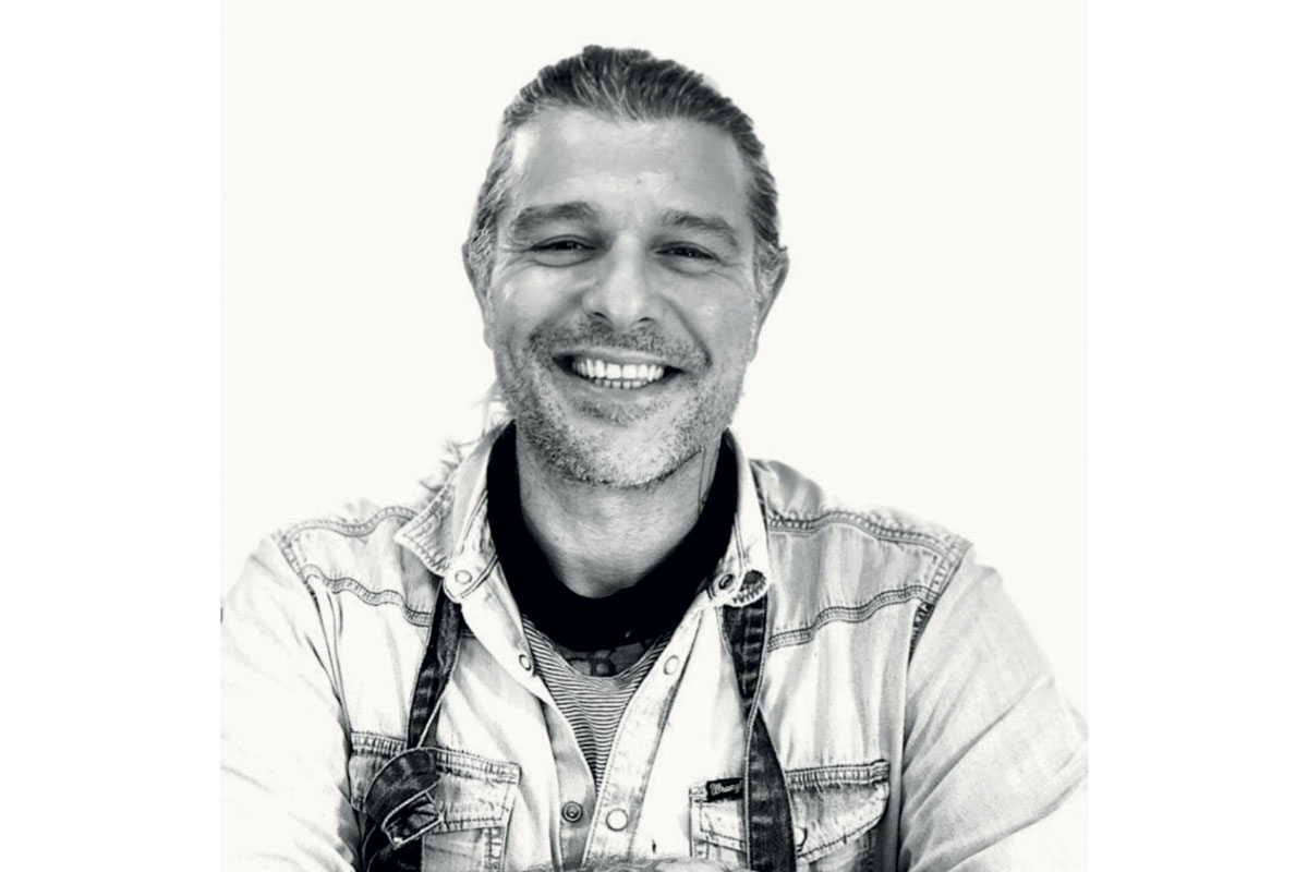 Ritratto in bianco e nero di I Duls de Sant Bioeus. Sorriso, camicia di jeans.