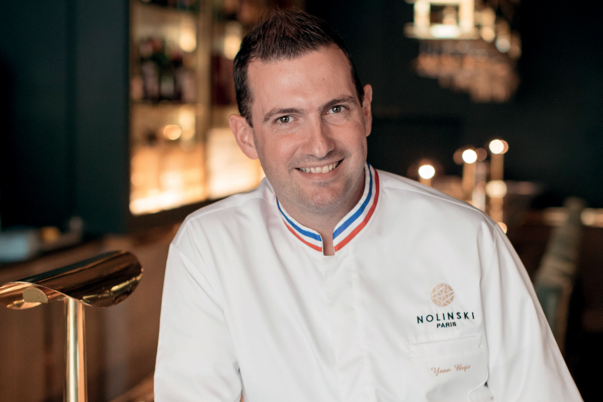 Ritratto dello chef Yann Brys, MOF, con giacca da cucina Nolinski Paris.