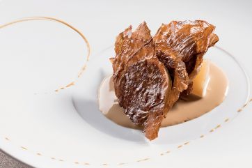 Parfait alla Liquirizia con foglie di tabacco cristallizzate, pera speziata e crema di caffè