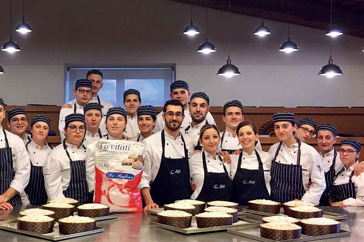 Scuola Etoile Agugiaro&Figna: studenti di panificazione con panettoni e farina per lievitati. Formazione d'eccellenza.
