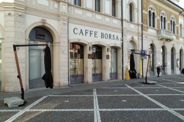 Caffè Borsa di Rovigo. Facciata storica, ombrelloni chiusi. Gestione Borsari.