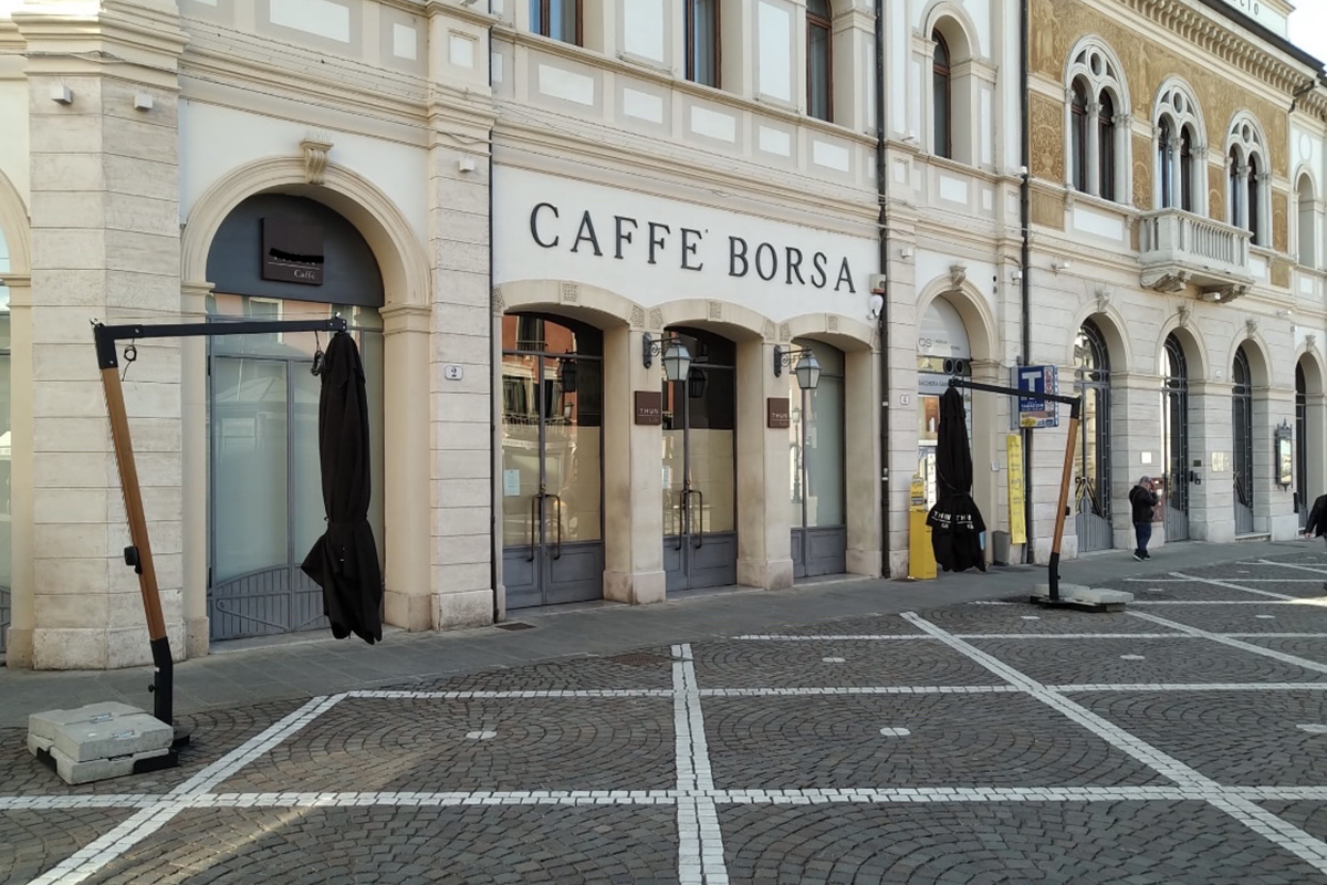 Caffè Borsa di Rovigo. Facciata storica, ombrelloni chiusi. Gestione Borsari.