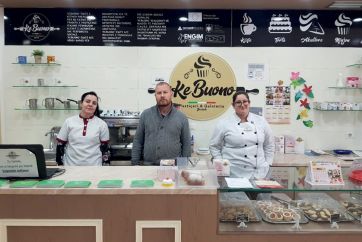 Interno pasticceria Ke Buono: team, dolci, vetrina. Pasticceria sociale, inclusione lavorativa.